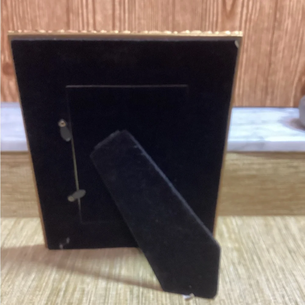 Wellesley Manor  Gold Picture Frame holds a 4”x6”